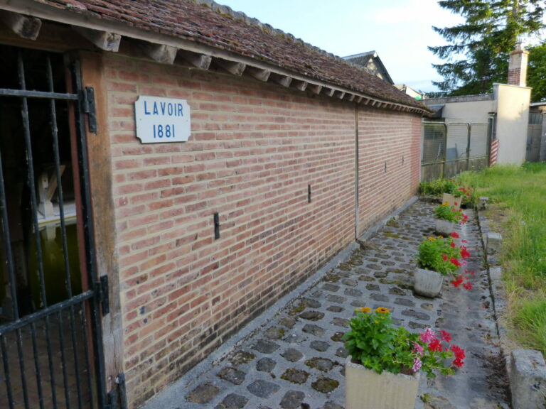 Lavoir du bourg de Boulains