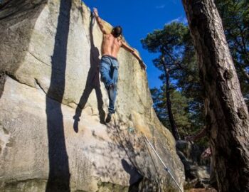Initiation à l&rsquo;escalade de bloc en forêt